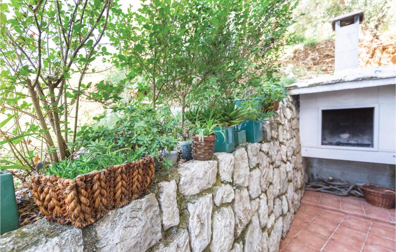 2 Bedroom Beautiful Apartment In Makarska Exterior photo