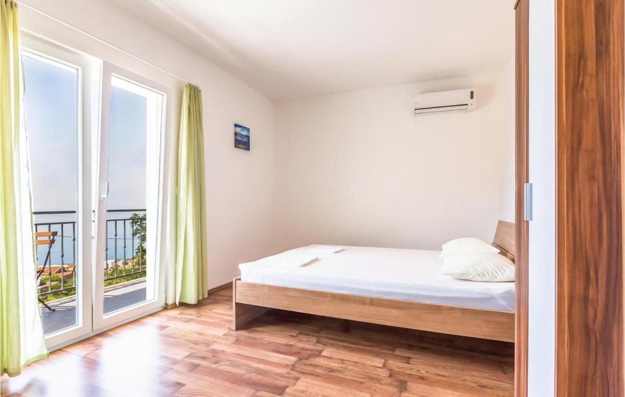 2 Bedroom Beautiful Apartment In Makarska Exterior photo