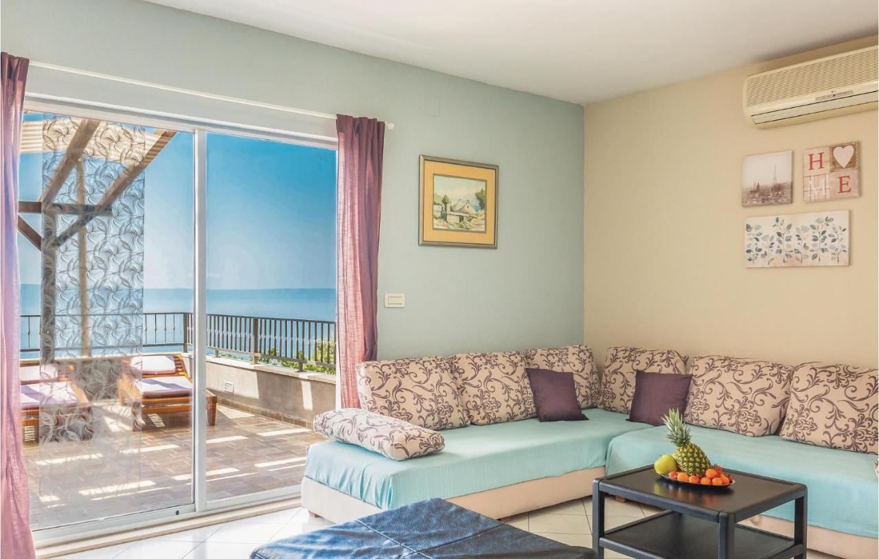 2 Bedroom Beautiful Apartment In Makarska Exterior photo