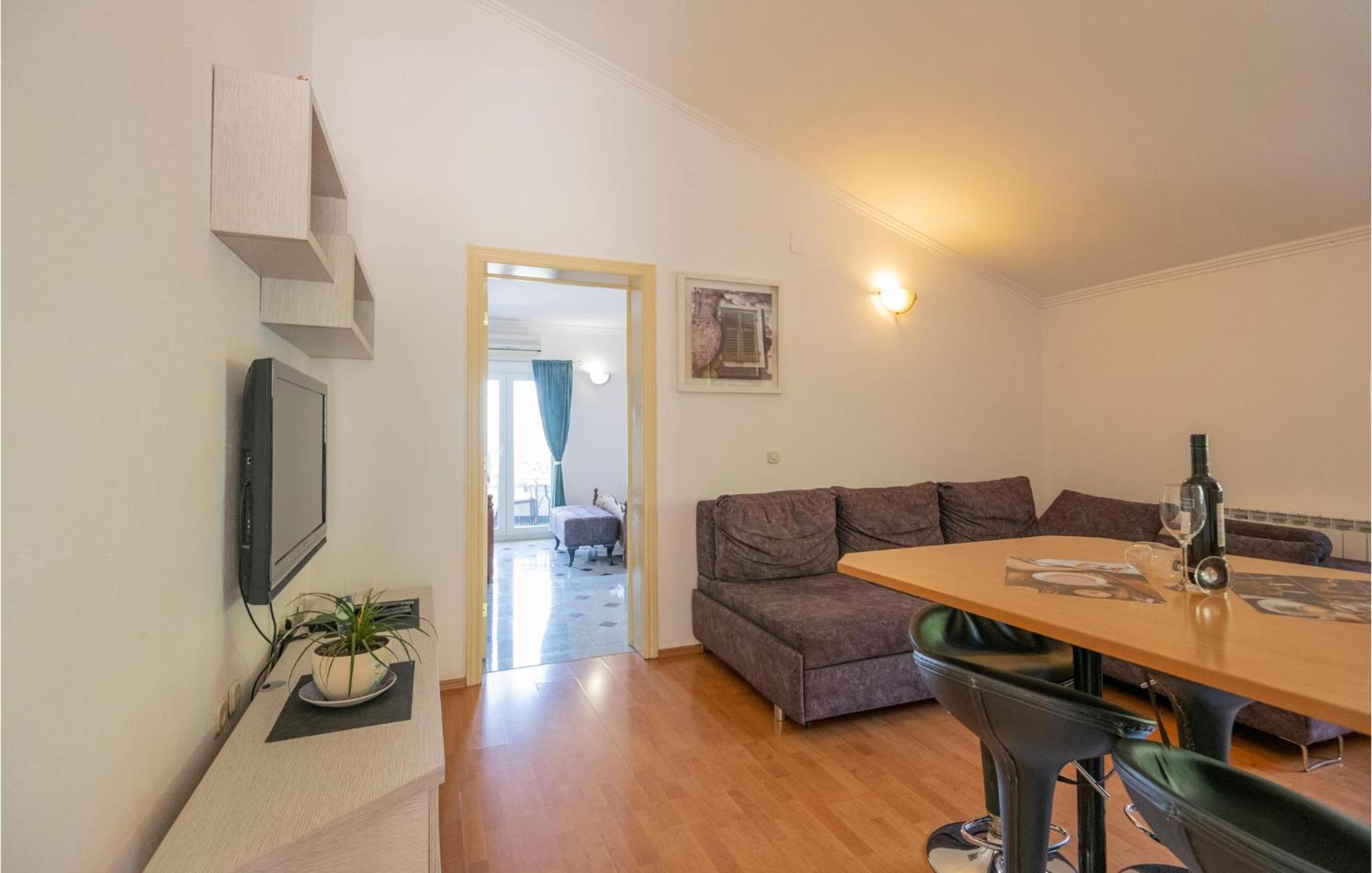 2 Bedroom Beautiful Apartment In Makarska Exterior photo