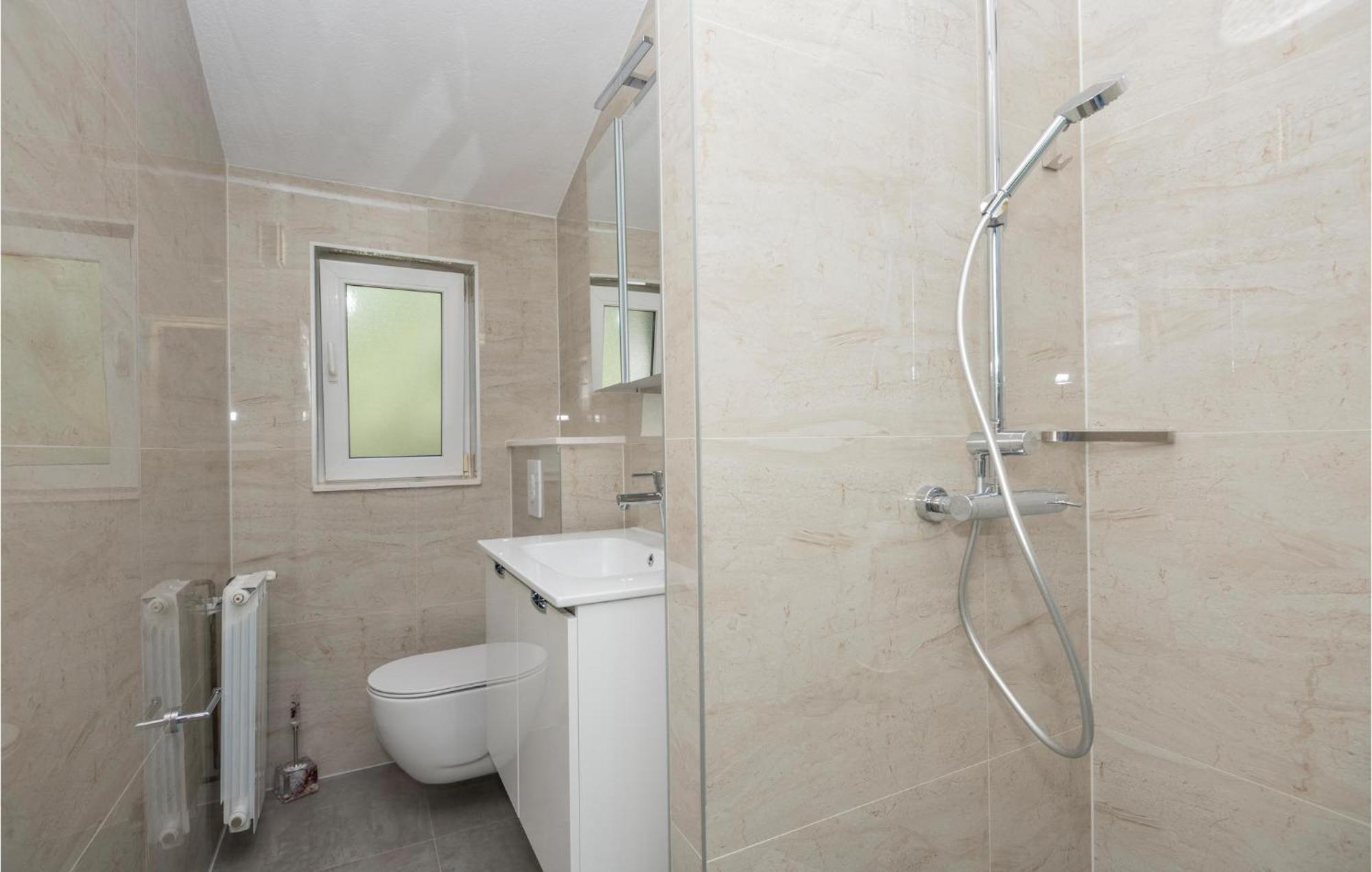 2 Bedroom Beautiful Apartment In Makarska Exterior photo