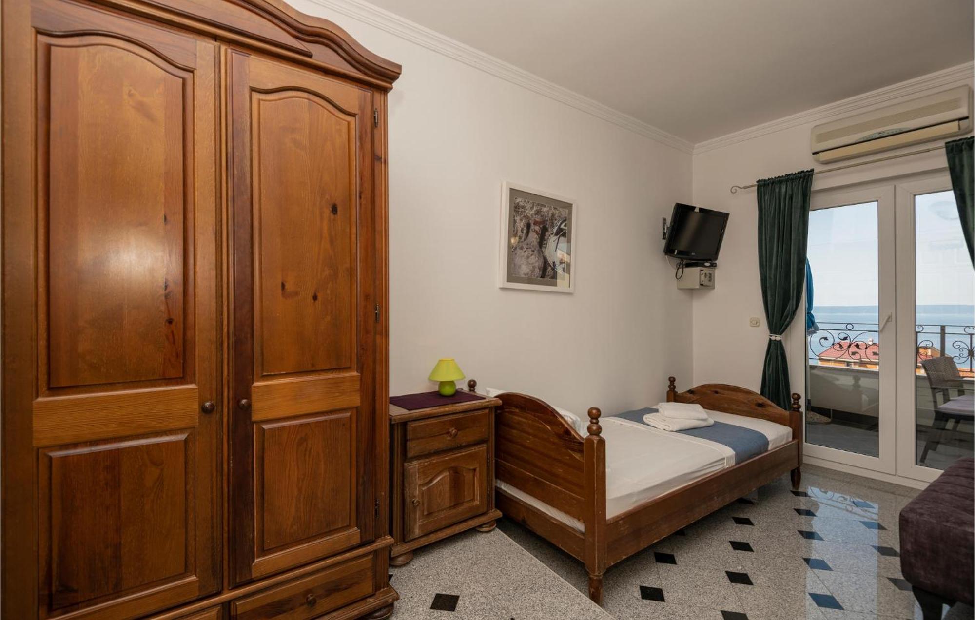 2 Bedroom Beautiful Apartment In Makarska Exterior photo