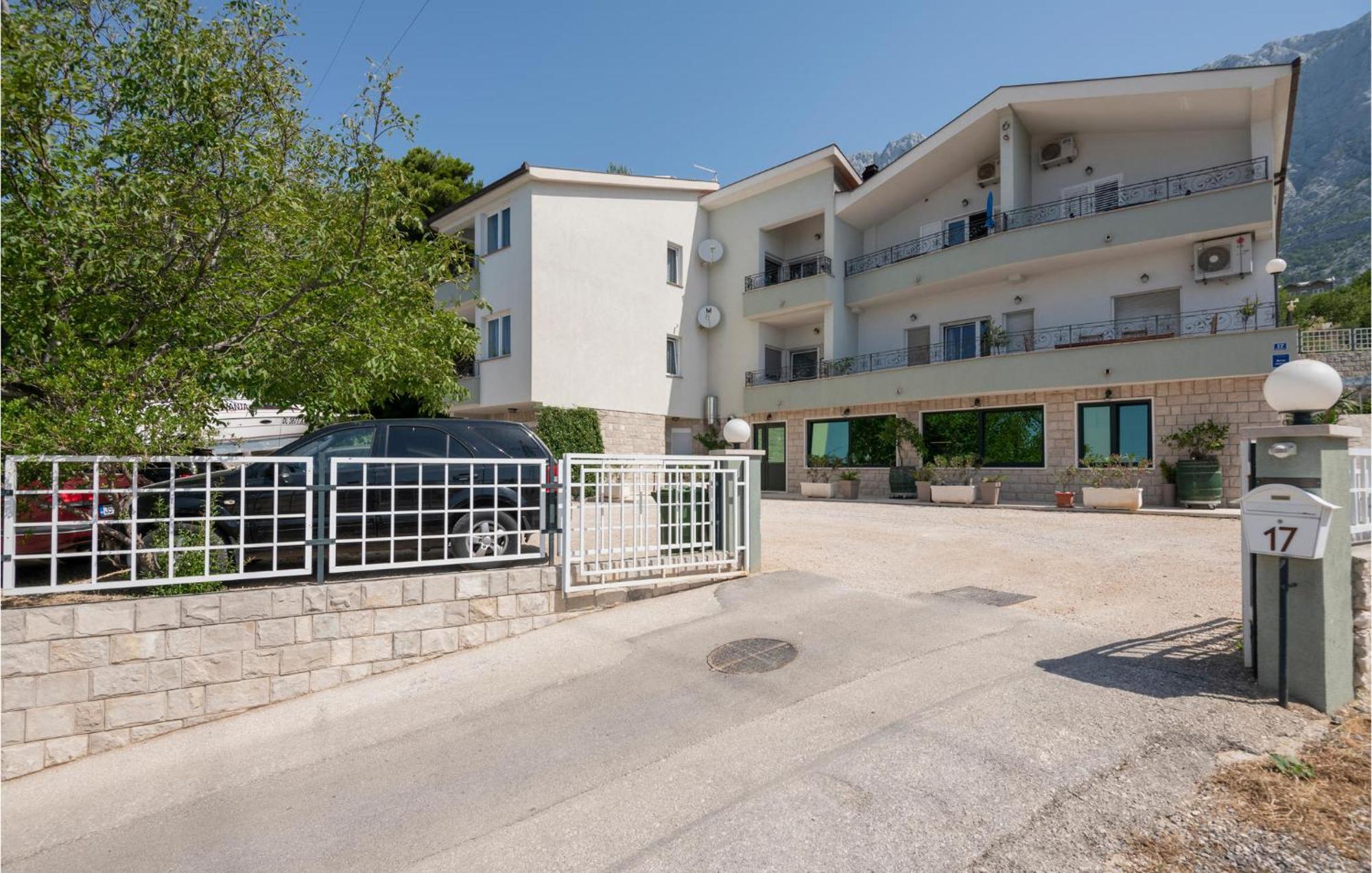 2 Bedroom Beautiful Apartment In Makarska Exterior photo