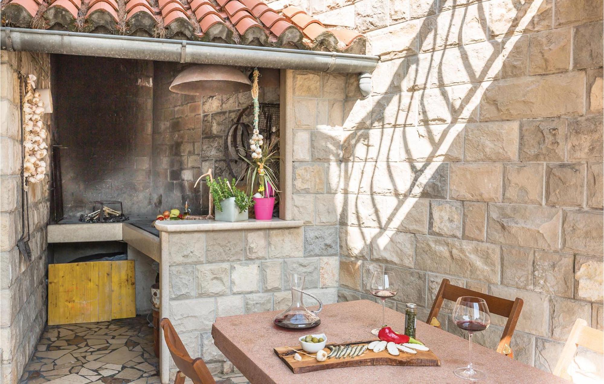 2 Bedroom Beautiful Apartment In Makarska Exterior photo