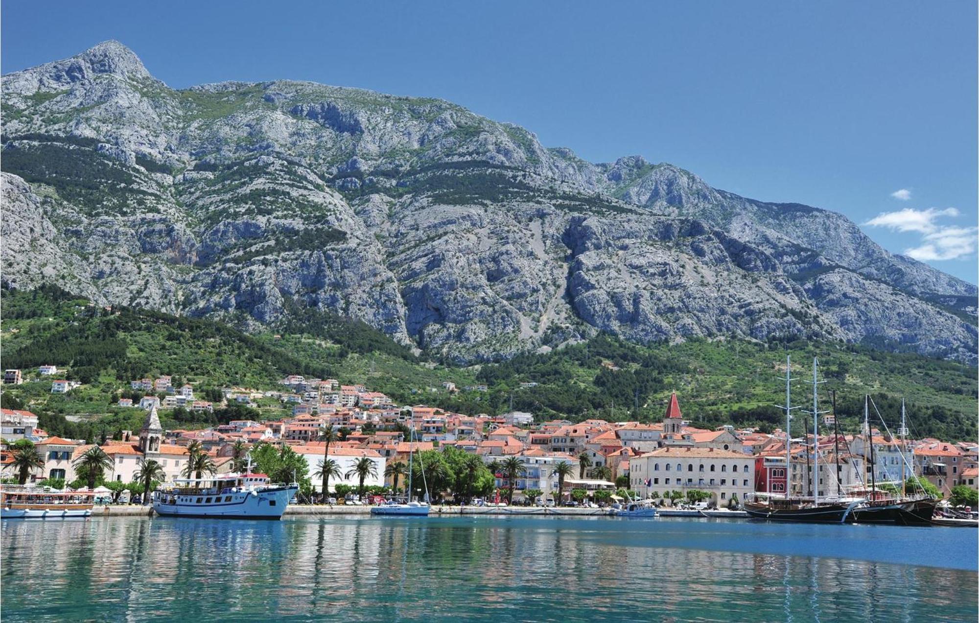 2 Bedroom Beautiful Apartment In Makarska Exterior photo