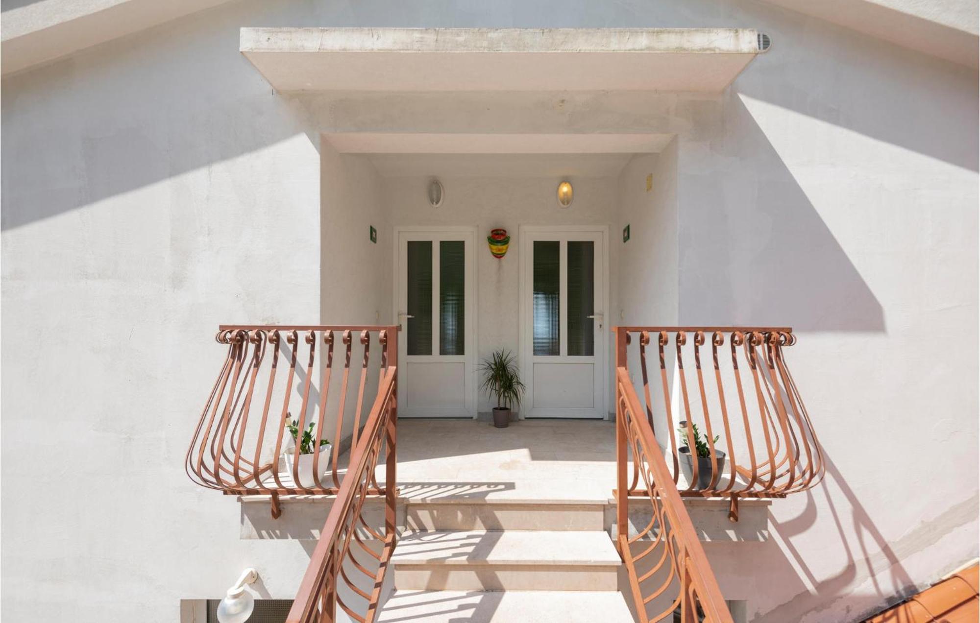 2 Bedroom Beautiful Apartment In Makarska Exterior photo